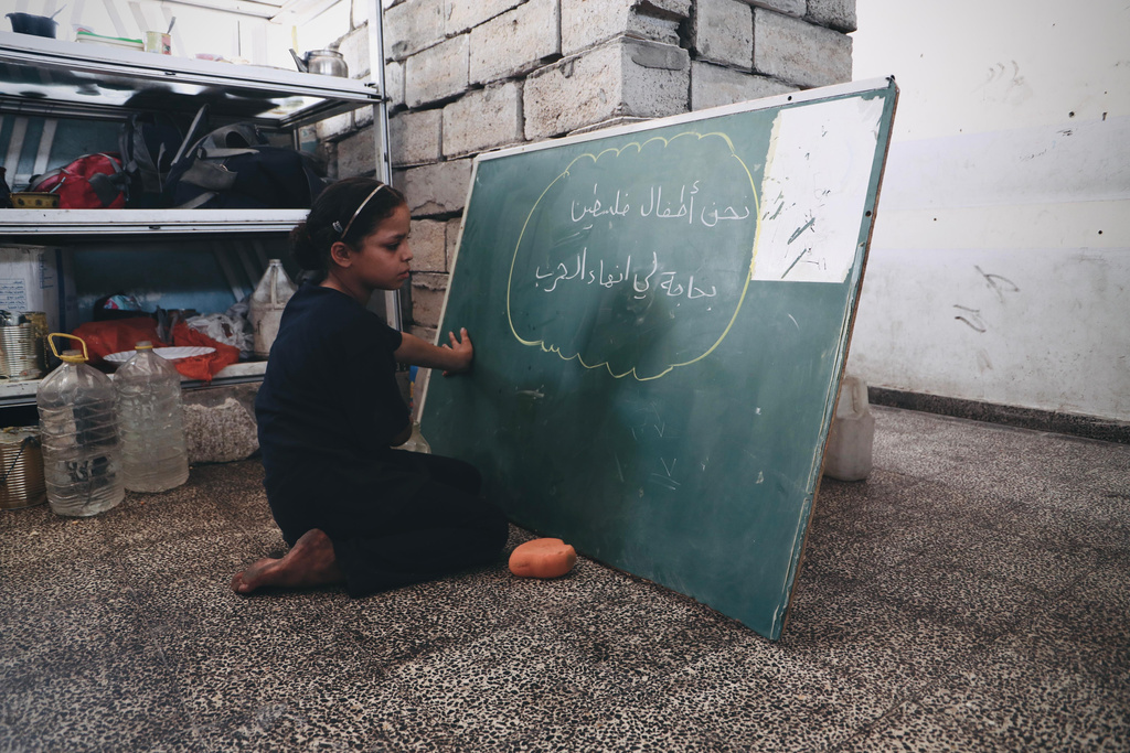 "Us children of Palestine need this war to end" — a blackboard in an UNRWA school-turned-shelter.